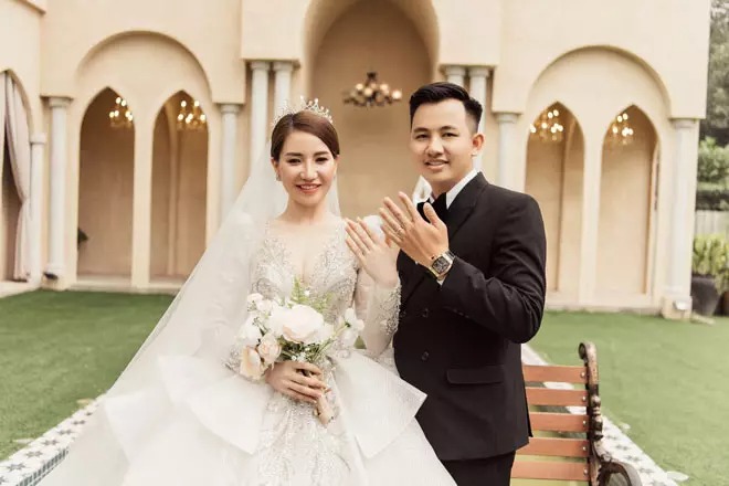 Hôn lễ “toàn vàng” này thực tế đã được tổ chức cách đây hơn 1 tháng nhưng đến nay, các hình ảnh “giàu có” này mới bất ngờ được chia sẻ lại. Ảnh: FB Hôn lễ “toàn vàng” này thực tế đã được tổ chức cách đây hơn 1 tháng nhưng đến nay, các hình ảnh “giàu có” này mới bất ngờ được chia sẻ lại. Ảnh: FB