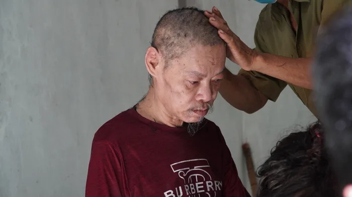 Mãi gần đây, khi có mạnh thường quân góp tiền ủng hộ thì gia đình mới có thể xây cho ông một căn phòng biệt lập. Ảnh: 2Sao