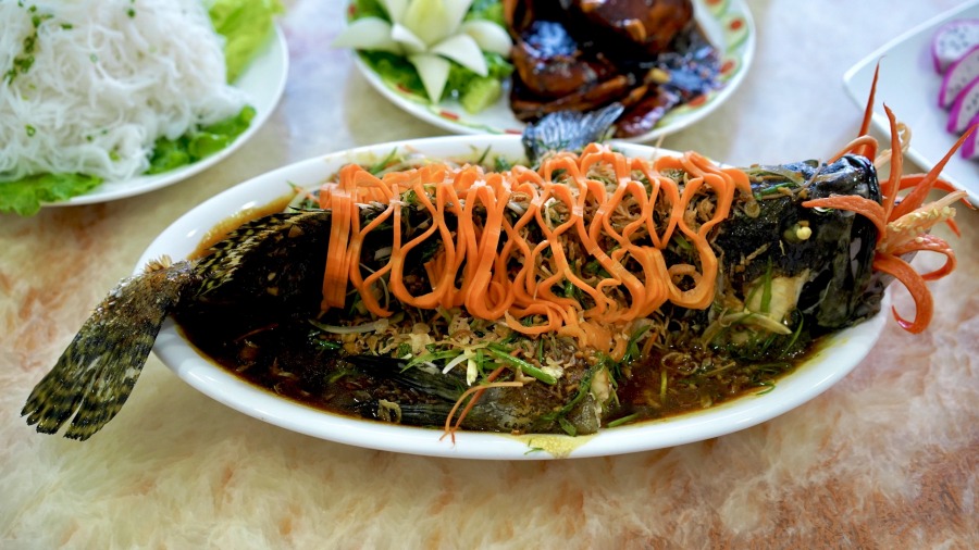 Bạn cần thêm gừng và hành tím cắt lát lên bên trên mình cá và ướp cá trong khoảng 30 phút. Ảnh minh họa