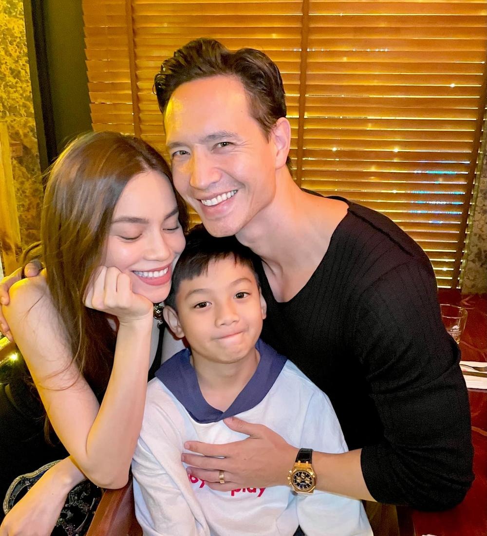 Showbiz 24h: Thái độ của con trai riêng Hồ Ngọc Hà với các em, Angela Phương Trinh ê chề nhận 'đòn roi' dư luận 1 Showbiz 24h: Thái độ của con trai riêng Hồ Ngọc Hà với các em, Angela Phương Trinh ê chề nhận 'đòn roi' dư luận 1