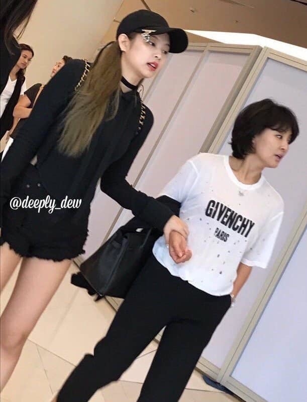 Nhan sắc các bà mẹ của Idol Kpop: Đố đoán được ai là mẹ của ngôi sao nào? - Ảnh 2