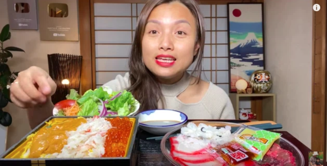 Trong 1 clip chế biến sashimi, Quỳnh Trần thẳng thắn ăn cá voi xanh và mong khán giả sẽ không 'ném đá' vì đây là một truyền thống lâu đời ở Nhật Bản Trong 1 clip chế biến sashimi, Quỳnh Trần thẳng thắn ăn cá voi xanh và mong khán giả sẽ không 'ném đá' vì đây là một truyền thống lâu đời ở Nhật Bản