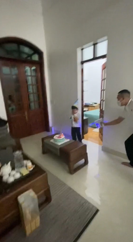 Cậu bé rất háo hức vì bữa tiệc. Ảnh: TikTok Đ.T Cậu bé rất háo hức vì bữa tiệc. Ảnh: TikTok Đ.T