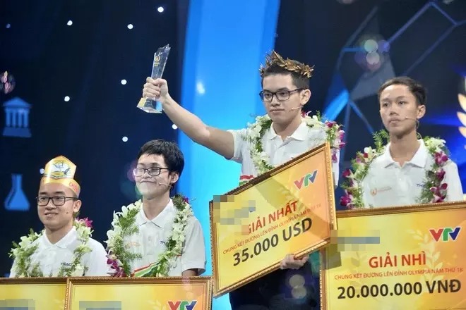 Với tốc độ đọc câu hỏi chóng mặt của MC, nam sinh vẫn không nghe sót 1 chi tiết nào và trả lời không sai một ly. Ảnh: VTV Với tốc độ đọc câu hỏi chóng mặt của MC, nam sinh vẫn không nghe sót 1 chi tiết nào và trả lời không sai một ly. Ảnh: VTV