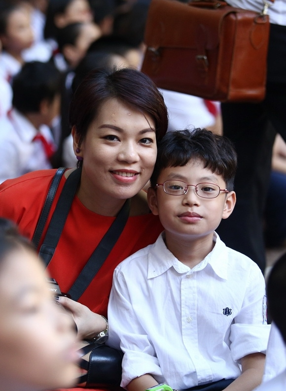 Hành động đập điện thoại của vợ Xuân Bắc lập tức nhận lại phản ứng dữ dội trên MXH. Ảnh: FBNV