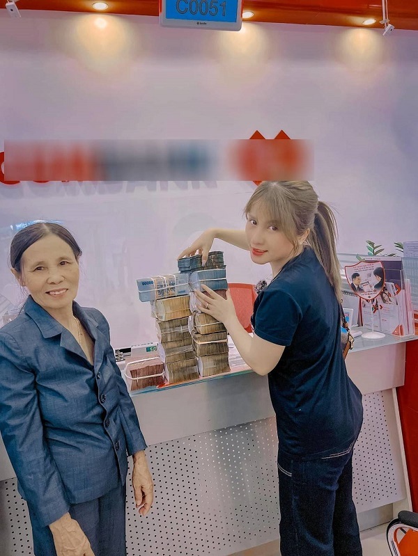 Cô nàng đi mua nhà cho mẹ sau thời gian ngắn làm Youtube. Ảnh: Bà Nhân JP