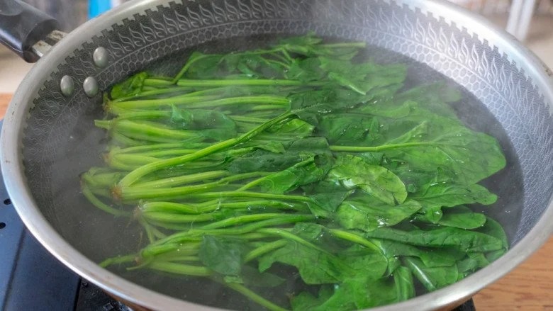 Trứng đừng chiên với hành, nấu ngay cùng 1 loại rau này vừa lạ miệng lại tăng x2 đề kháng - Ảnh 1 Trứng đừng chiên với hành, nấu ngay cùng 1 loại rau này vừa lạ miệng lại tăng x2 đề kháng - Ảnh 1