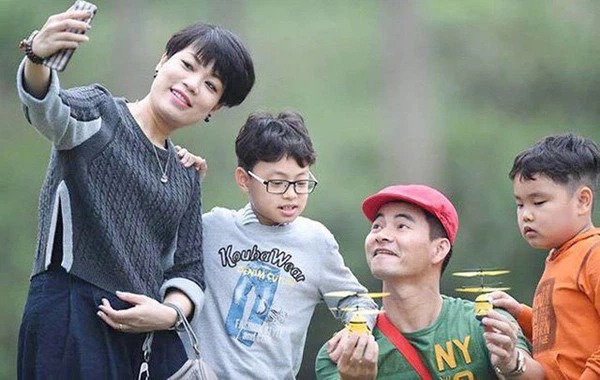 Theo vợ Xuân Bắc, nhiều phụ huynh có con bị dụ dỗ, lệch lạc về giới tính mà không biết chia sẻ cùng ai. Ảnh: FBNV Theo vợ Xuân Bắc, nhiều phụ huynh có con bị dụ dỗ, lệch lạc về giới tính mà không biết chia sẻ cùng ai. Ảnh: FBNV