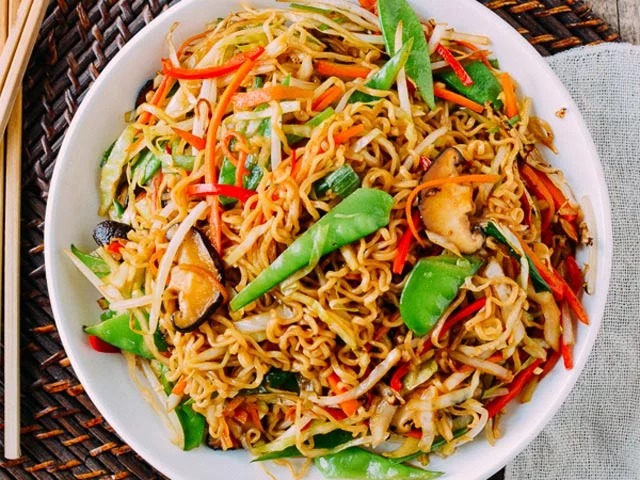 4 cách nấu mì tôm mới lạ mùa Covid-19: Đừng úp mì kèm trứng vào nước nữa - Ảnh 2