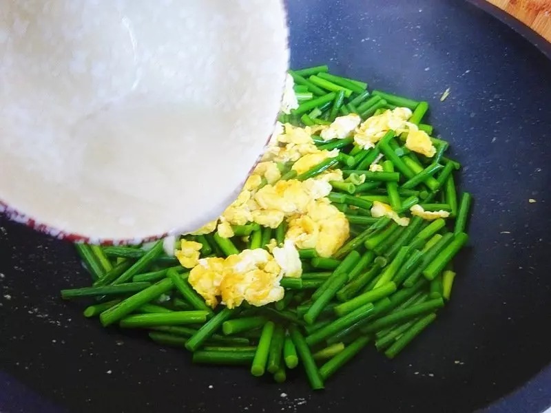 Trước hết cần trụng sơ ngồng tỏi. Ảnh minh họa