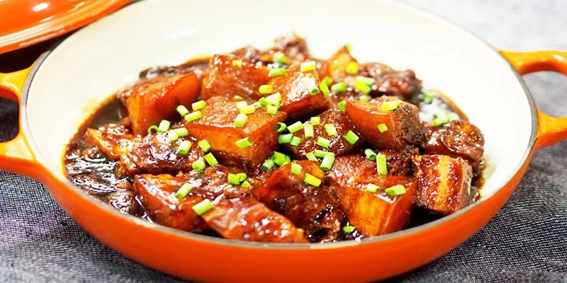 Bạn có thể thay thế thịt lợn ba chỉ thành thịt chân giò và thực hiện các bước như trên. Ảnh minh họa