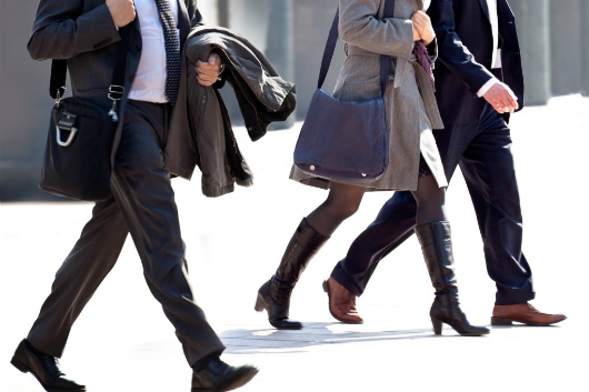 Nhìn dáng đi biết ngay sướng khổ: ‘Dáng đi lắc đảo mình xà, cả đời lận đận chồng xa ít gần’ - Ảnh 2