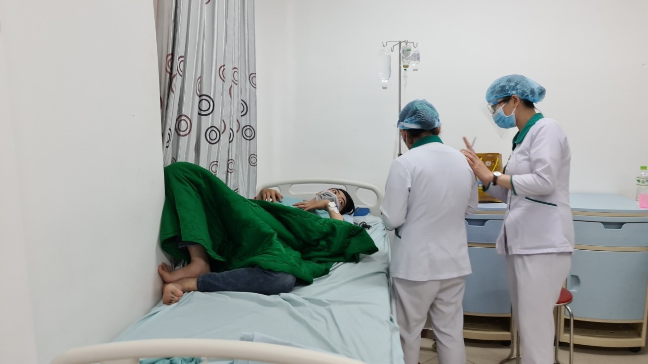 Bệnh nhân bị ngộ độc đang điều trị. Ảnh: Thanh Niên