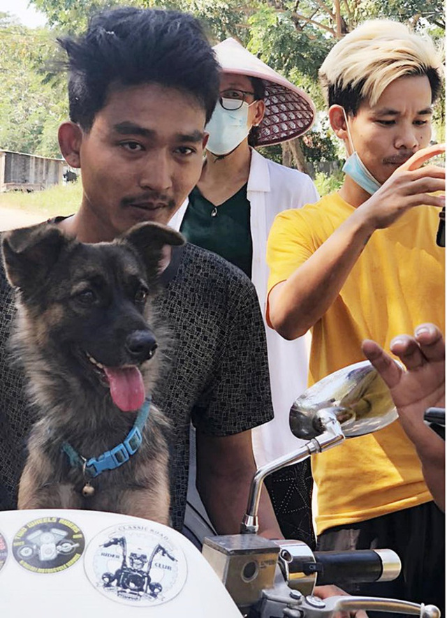 Thấy bản thân trên tờ rơi, chú chó đi lạc liền ngồi ngay bên cạnh ‘chầu chực’ chủ đến đón - Ảnh 1 Thấy bản thân trên tờ rơi, chú chó đi lạc liền ngồi ngay bên cạnh ‘chầu chực’ chủ đến đón - Ảnh 1
