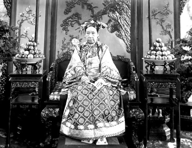 Cung nữ trộm gối của Từ Hi Thái hậu giấu đi, 64 năm sau con cháu rạch gối thấy bí mật rúng động - Ảnh 1