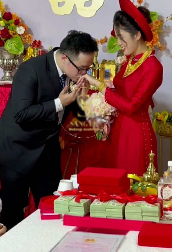 Câu dâu sướng nhất Đồng Tháp: Hưởng 20 cây vàng, 200 triệu tiền mặt, 1ha đất bạc tỷ - Ảnh 5 Câu dâu sướng nhất Đồng Tháp: Hưởng 20 cây vàng, 200 triệu tiền mặt, 1ha đất bạc tỷ - Ảnh 5