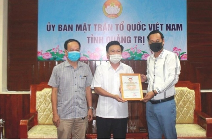 Đại diện của Hoài Linh trao tiền từ thiện ở Quảng Trị