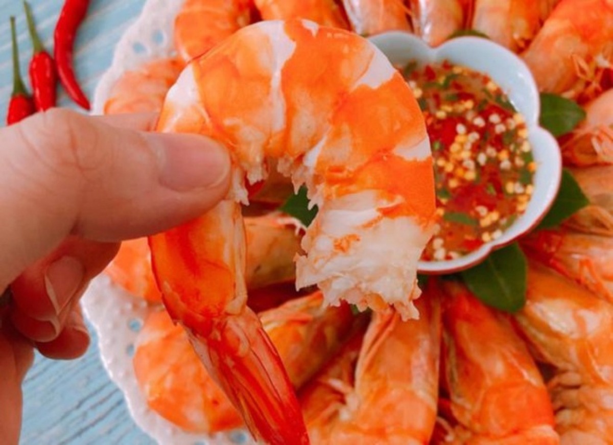 Luộc tôm cứ quen tay cho gừng với giấm, bỏ ngay đi mà làm cách này, tôm đỏ au lại không tanh - Ảnh 1