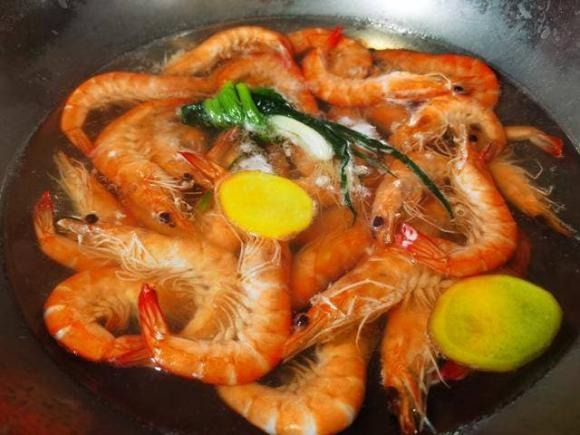 Luộc tôm cứ quen tay cho gừng với giấm, bỏ ngay đi mà làm cách này, tôm đỏ au lại không tanh - Ảnh 2 Luộc tôm cứ quen tay cho gừng với giấm, bỏ ngay đi mà làm cách này, tôm đỏ au lại không tanh - Ảnh 2
