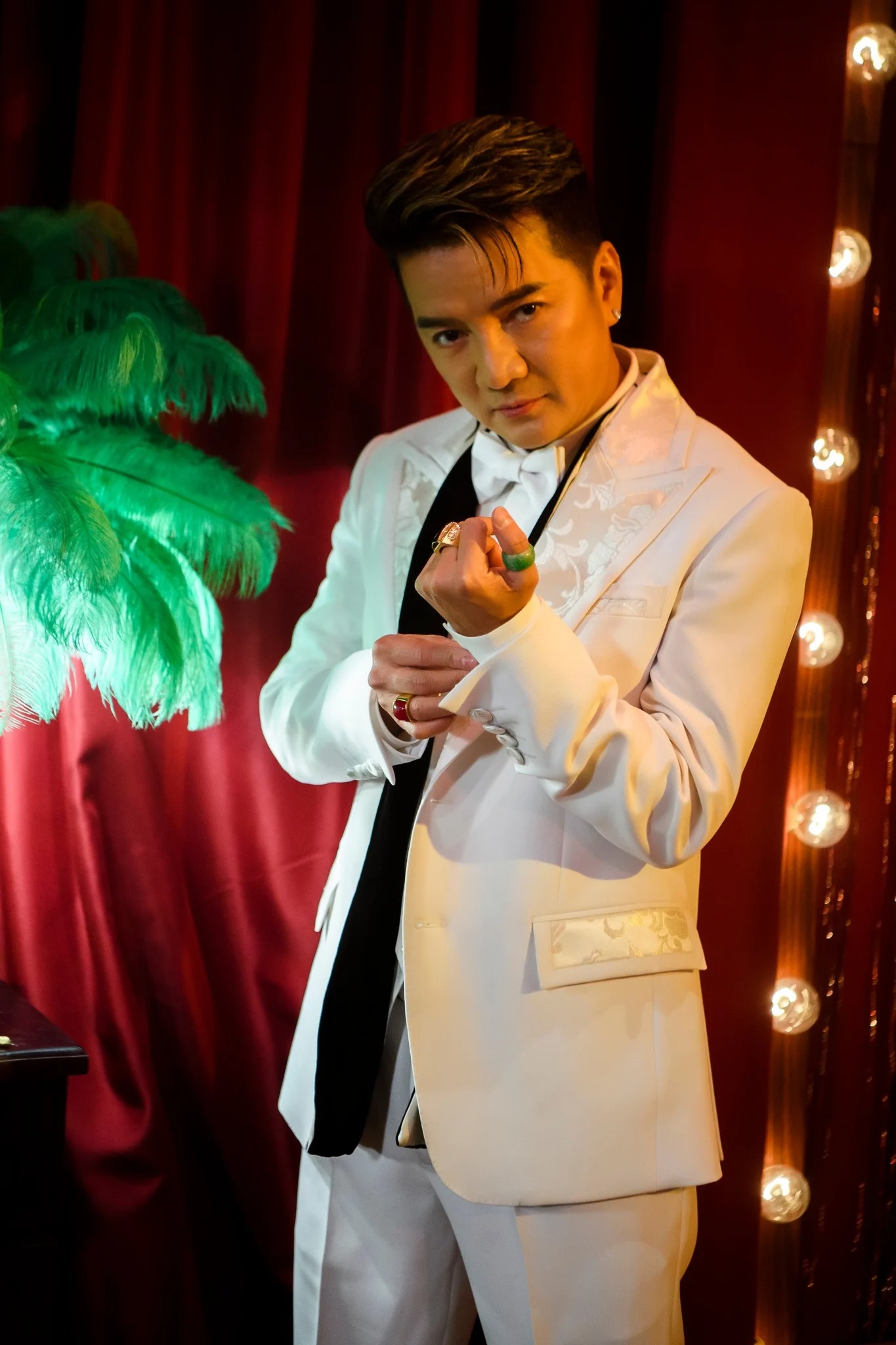 Showbiz 20/4: 'Người qua đường' vô tình vạch trần Hồ Ngọc Hà, Nhật Kim Anh bị phát hiện bên trai trẻ - Ảnh 1 Showbiz 20/4: 'Người qua đường' vô tình vạch trần Hồ Ngọc Hà, Nhật Kim Anh bị phát hiện bên trai trẻ - Ảnh 1