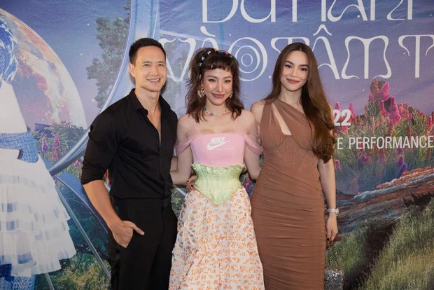 Showbiz 20/4: 'Người qua đường' vô tình vạch trần Hồ Ngọc Hà, Nhật Kim Anh bị phát hiện bên trai trẻ - Ảnh 2 Showbiz 20/4: 'Người qua đường' vô tình vạch trần Hồ Ngọc Hà, Nhật Kim Anh bị phát hiện bên trai trẻ - Ảnh 2