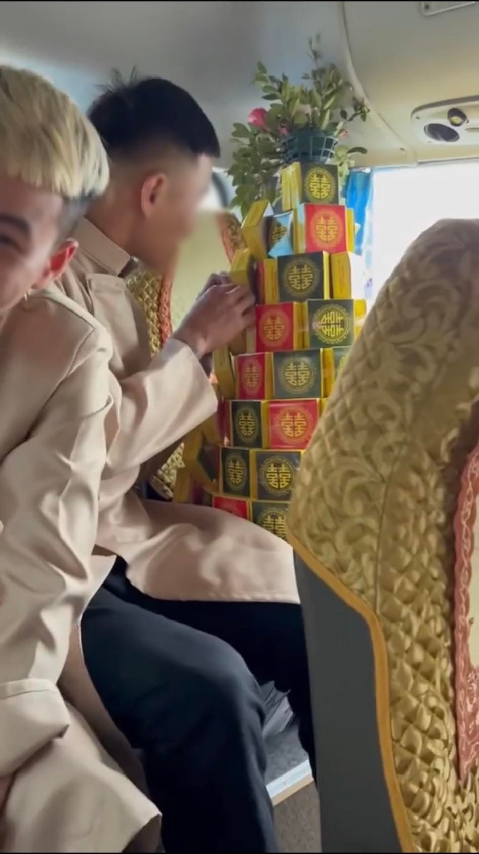 Đi bê tráp ‘ăn vụng’ cả đồ lễ, dàn lễ bị chỉ trích thậm tệ