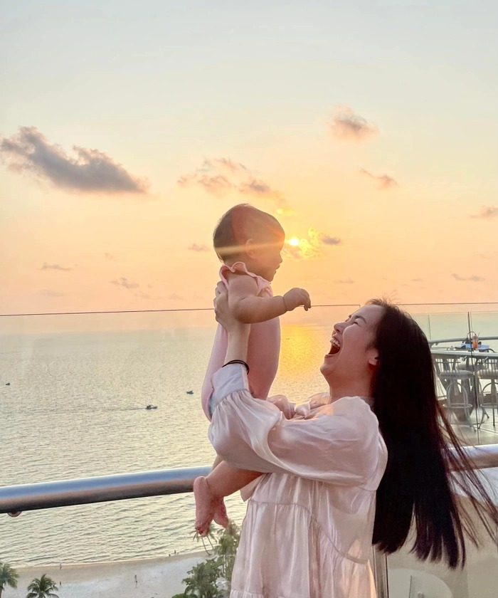 Võ Hạ Trâm thường xuyên khoe con trên MXH Võ Hạ Trâm thường xuyên khoe con trên MXH