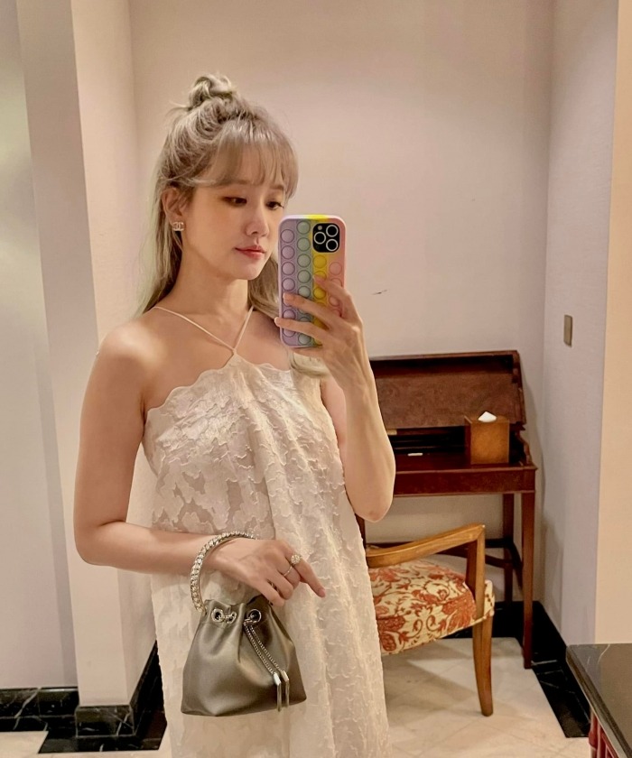 Hari Won khoe vai trần ‘mơn mởn’ trong váy ren trắng: Gây thương nhớ thế này ai bảo quá tuổi Trấn Thành - Ảnh 1 Hari Won khoe vai trần ‘mơn mởn’ trong váy ren trắng: Gây thương nhớ thế này ai bảo quá tuổi Trấn Thành - Ảnh 1