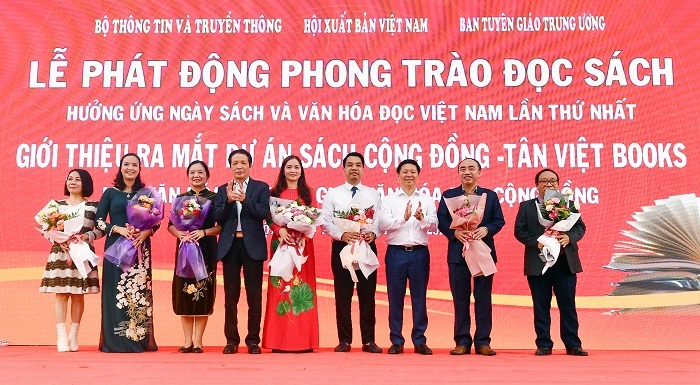 Chủ tịch Hội Xuất bản Việt Nam Hoàng Vĩnh Bảo tặng hoa chúc mừng Hội đồng cố vấn của dự án Sách cộng đồng