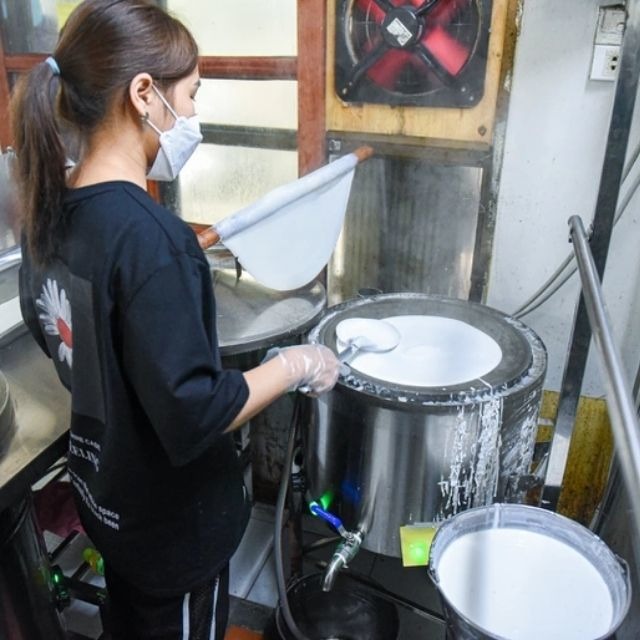 Bánh phở được làm trực tiếp. Ảnh: Dân Trí