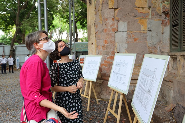 Khách mời dự và tham quan công trình