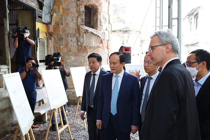 Đại biểu tham quan trưng bày bản vẽ tại Lễ khởi công