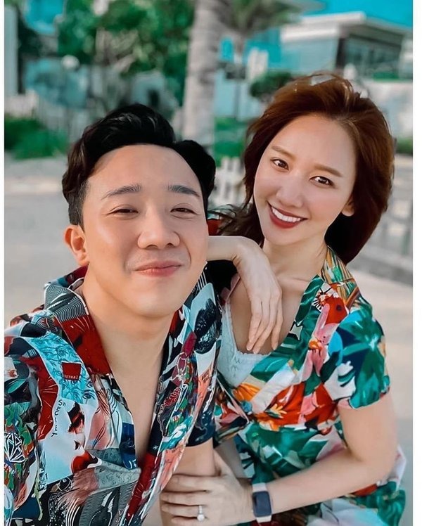 Trấn Thành và Hari Won lộ tình trạng hôn nhân chỉ qua 1 chi tiết: 4 năm còn yêu nhau? - Ảnh 1 Trấn Thành và Hari Won lộ tình trạng hôn nhân chỉ qua 1 chi tiết: 4 năm còn yêu nhau? - Ảnh 1