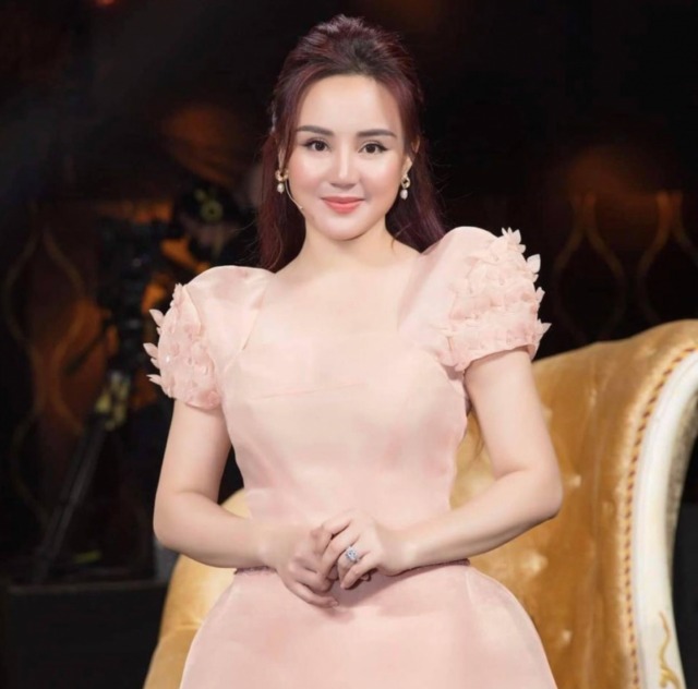 Showbiz 29/4: Nữ CEO ‘bóc trần’ sự thật của Hương Giang, Ái nữ nhà Minh Nhựa lộ diện sau khi sinh bé thứ 2 - Ảnh 2