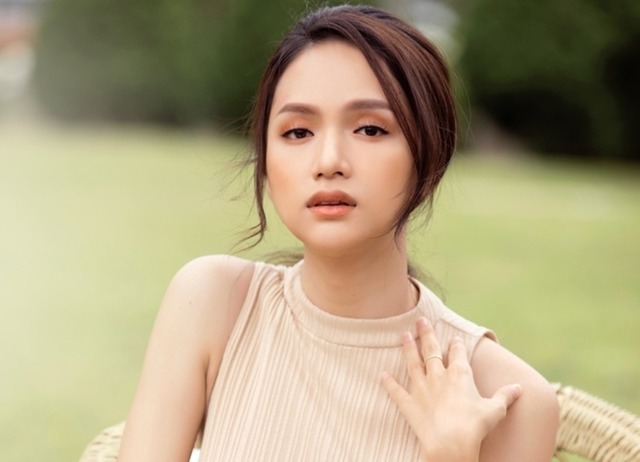 Showbiz 29/4: Nữ CEO ‘bóc trần’ sự thật của Hương Giang, Ái nữ nhà Minh Nhựa lộ diện sau khi sinh bé thứ 2 - Ảnh 1