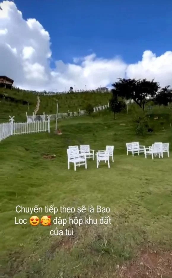 Bạn bè như Ngọc Trinh: Đi sinh nhật mà ‘cắt xẻ nức nở’ hơn cả nhân vật chính thế này à? - Ảnh 1