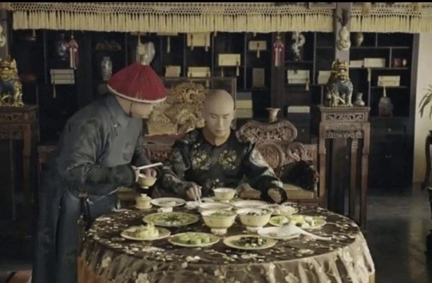 Hoàng đế nhà Thanh có bữa ăn gây choáng váng thế nào? Người ăn xa xỉ nhất lịch sử Trung Hoa lại là ‘bà’? 1