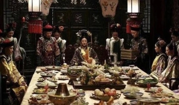 Hoàng đế nhà Thanh có bữa ăn gây choáng váng thế nào? Người ăn xa xỉ nhất lịch sử Trung Hoa lại là ‘bà’? 5