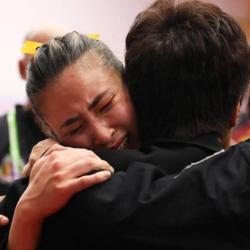 Cô đã khóc vì vinh quang. Ảnh: Xã hội