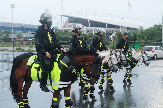 Cảnh sát cưỡi tuấn mã tuần tra đảm bảo an ninh cho lễ khai mạc SEA Games 31. Ảnh: 24h