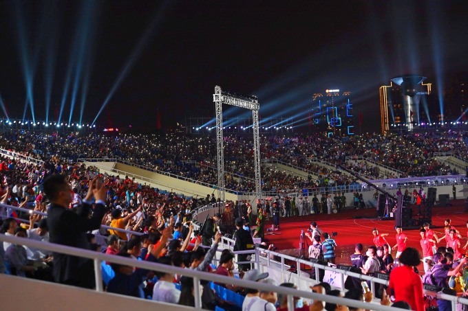 Không khí tại khán đài. Ảnh: Vnexpress