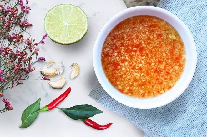 Công thức pha nước mắm tỏi ớt chấm nem, bún, thịt chiên ngon như ngoài hàng - Ảnh 1 Công thức pha nước mắm tỏi ớt chấm nem, bún, thịt chiên ngon như ngoài hàng - Ảnh 1