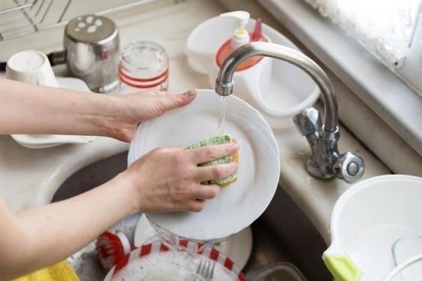 Rửa bát nên dùng nước lạnh hay nước nóng: Sai lầm của người nội trợ 20 năm vẫn không biết - Ảnh 1 Rửa bát nên dùng nước lạnh hay nước nóng: Sai lầm của người nội trợ 20 năm vẫn không biết - Ảnh 1
