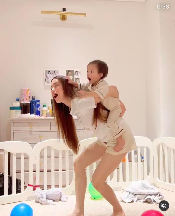 Lâu lắm mới thấy Hồ Ngọc Hà chăm sóc Lisa – Leon, nhiệt tình làm ngựa cho 'chị hai' Lisa cưỡi - Ảnh 2