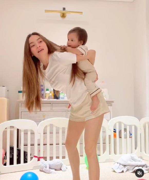 Hồ Ngọc Hà là “Nữ hoàng giải trí” của showbiz Việt, nên 2 con sinh đôi của cô là Leon và Lisa cũng lập tức trở thành tiểu thư, hoàng tử của Vbiz. 