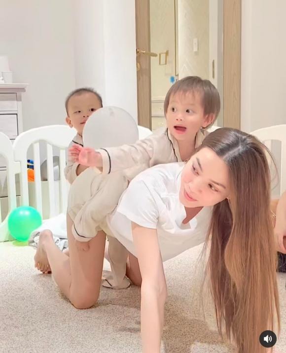 Bình thường, Hồ Ngọc Hà luôn xuất hiện chỉn chu, thế nhưng cũng có lúc cô phải chăm con và chơi cùng con với vẻ ngoài mặt mộc, chẳng kịp trang điểm gì cả.