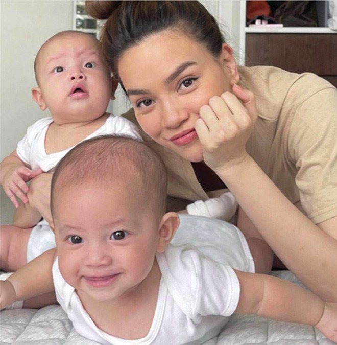 Lâu lắm mới thấy Hồ Ngọc Hà chăm sóc Lisa – Leon, nhiệt tình làm ngựa cho 'chị hai' Lisa cưỡi - Ảnh 1