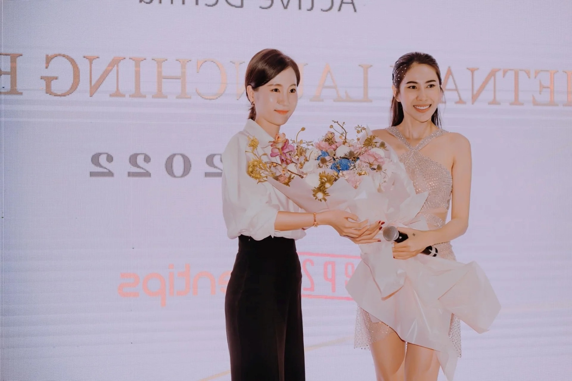 Showbiz 26/5: Hương Giang ngậm ngùi chỉ là kẻ ‘vô danh’, Thủy Tiên lại thành 'cô Tiên' trong lòng công chúng - Ảnh 3