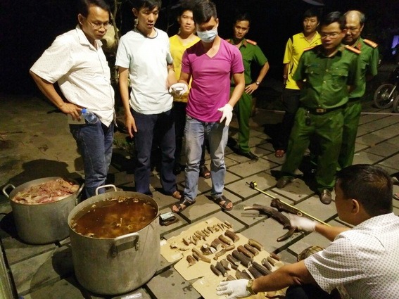 Lực lượng chức năng đã bắt quả tang cơ sở này đang nấu cao hổ cốt trái phép. Ảnh: Báo Đồng Nai