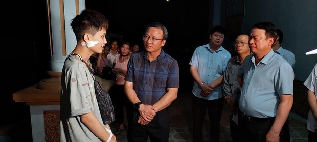 Ông Khuất Việt Hùng, Phó Chủ tịch chuyên trách Uỷ ban An toàn giao thông Quốc gia động viên nạn nhân may mắn thoát nạn trong gang tấc Ông Khuất Việt Hùng, Phó Chủ tịch chuyên trách Uỷ ban An toàn giao thông Quốc gia động viên nạn nhân may mắn thoát nạn trong gang tấc